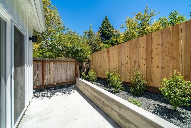 Building Photo - Ramona 319-321