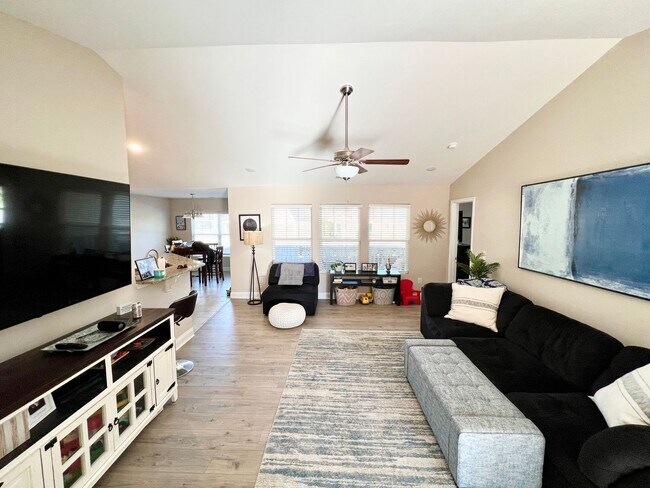 Building Photo - FENCED Backyard! Beautiful 4 Bedroom, 3 Ba...