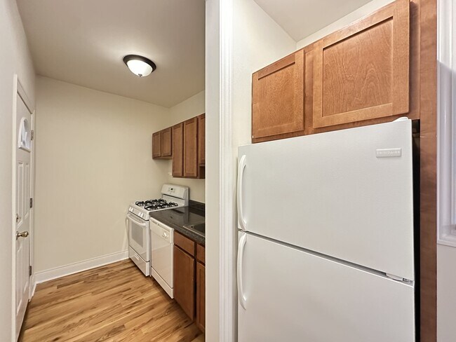 Foto del edificio - 633 W Cornelia Ave