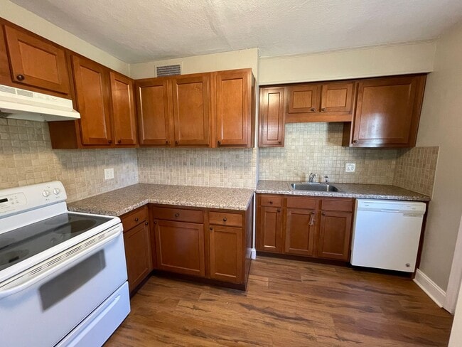 Foto del edificio - Knoxville 37917 - 2 bedroom, 1 bath home - Contact Lisa Vineyard and Shannon Russell (865) 216-9334