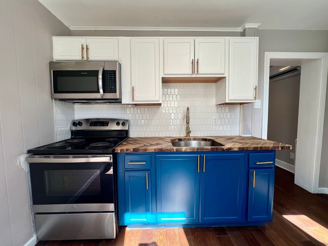 Recently Renovated 3-Bedroom Townhome in Allegheny West! Available NOW! - Recently Renovated 3-Bedroom Townhome in Allegheny West! Available NOW!