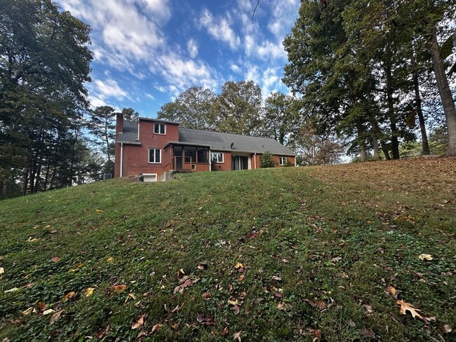 Building Photo - Spacious 3 bedroom/ 2.5 bath home near Exi...