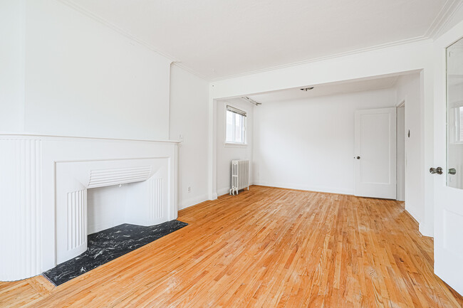 Photo du bâtiment - Charming Bungalow For Rent In Heart of City