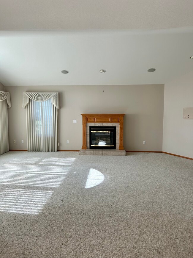 Building Photo - 213 E Maberry Dr