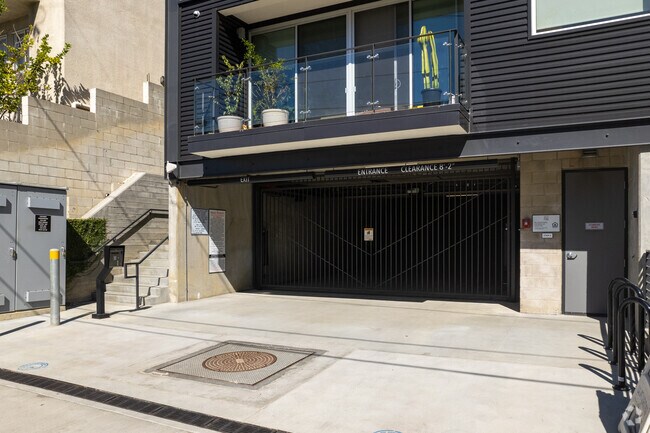Garage - 957 Figueroa Ter