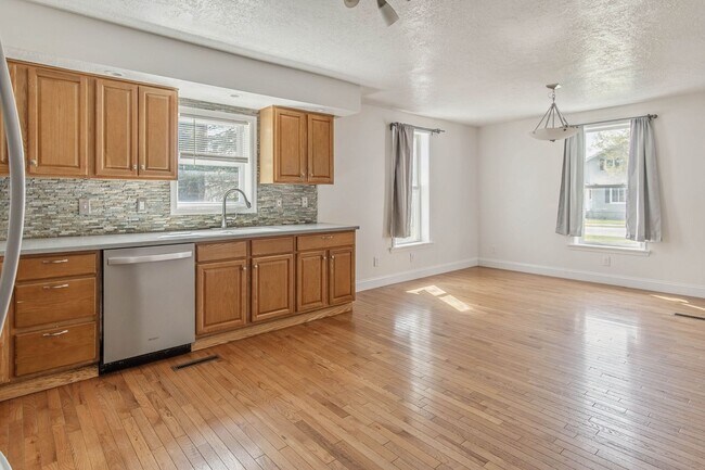 Foto del edificio - Charming 3Bed/2Bath Home Minutes from Fort Drum | Pet Friendly | Garage + Spacious Yard