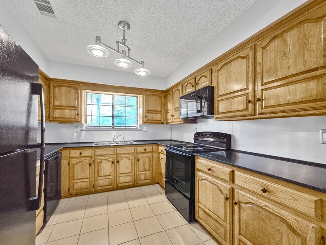 Foto del edificio - Coming Soon! 4 BR/2BA | Newly Renovated Single Family Home | Covered Patio | In Waxahachie!