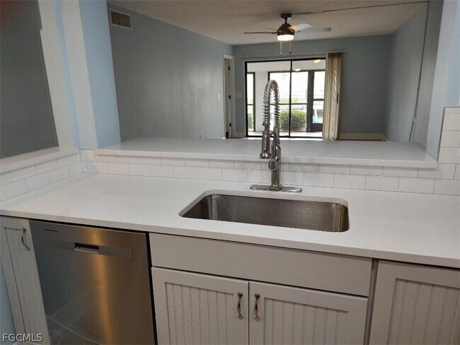 Building Photo - 4928 Vincennes St