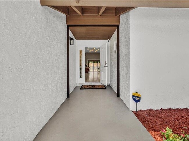 Building Photo - 1598 SW 5th Ave