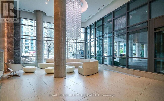 Building Photo - 215 Fort York Blvd