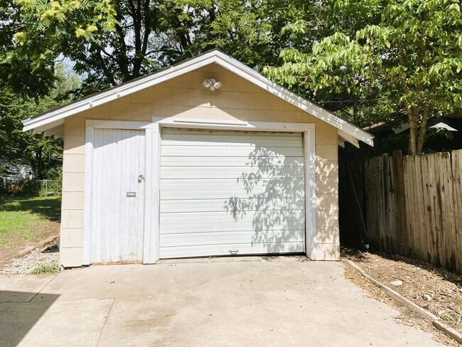 Building Photo - Nice Home in MId Town