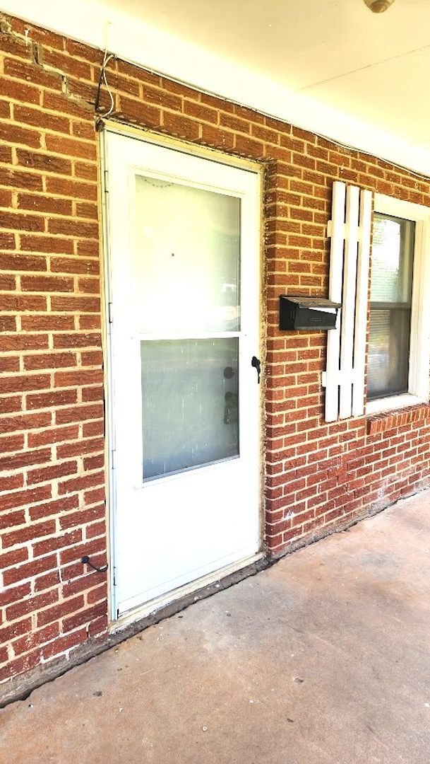 Foto del edificio - 2 Bed 1 Bath 1 Car  Detached Garage in Chesser Addn Midwest City
