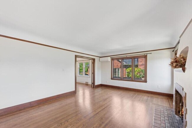 Building Photo - 5 bedroom in Seattle WA 98199