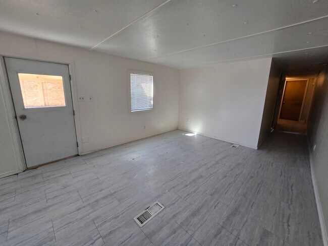 Foto del edificio - 2 bed, 1 bath Trailer House
