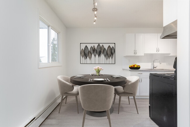 Building Photo - Greentree Village