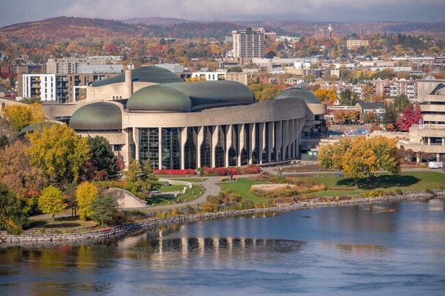 Le Musée canadien de l’histoire en bordure de la rivière Gatineau.