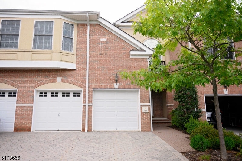 Primary Photo - 4 Cyprus Ln