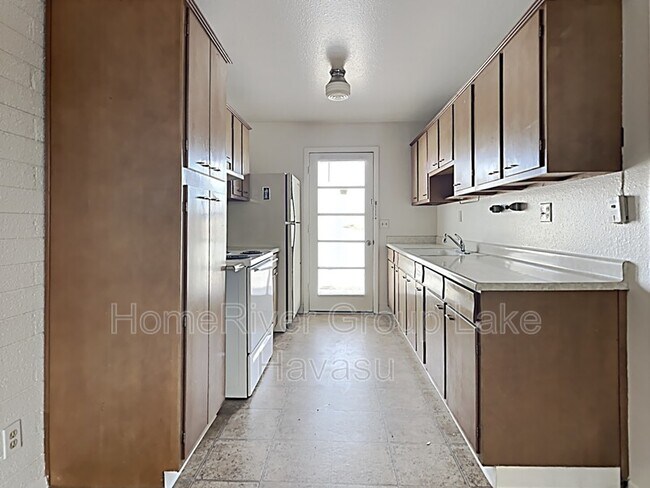 Building Photo - 2020 Smoketree Ave N