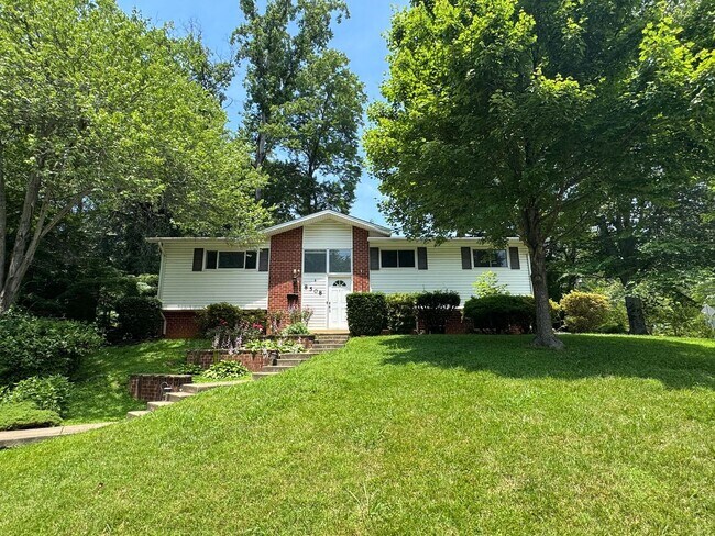 Foto del edificio - Gorgeous 4 Bed 3 Bath Home Sitting On Spac...