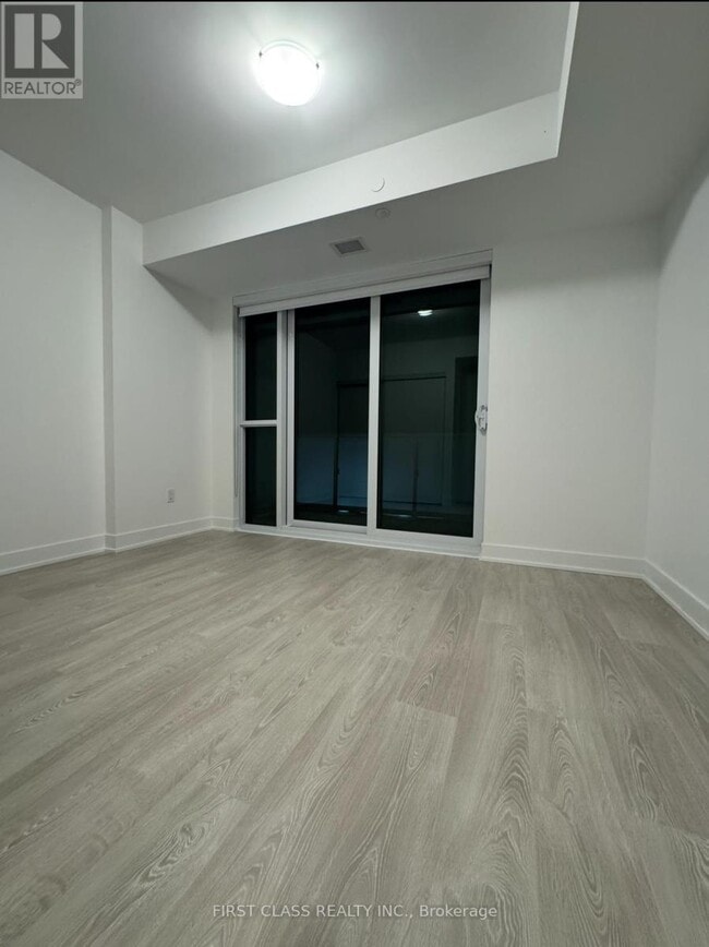 Photo du bâtiment - 2545-2545 Simcoe St N