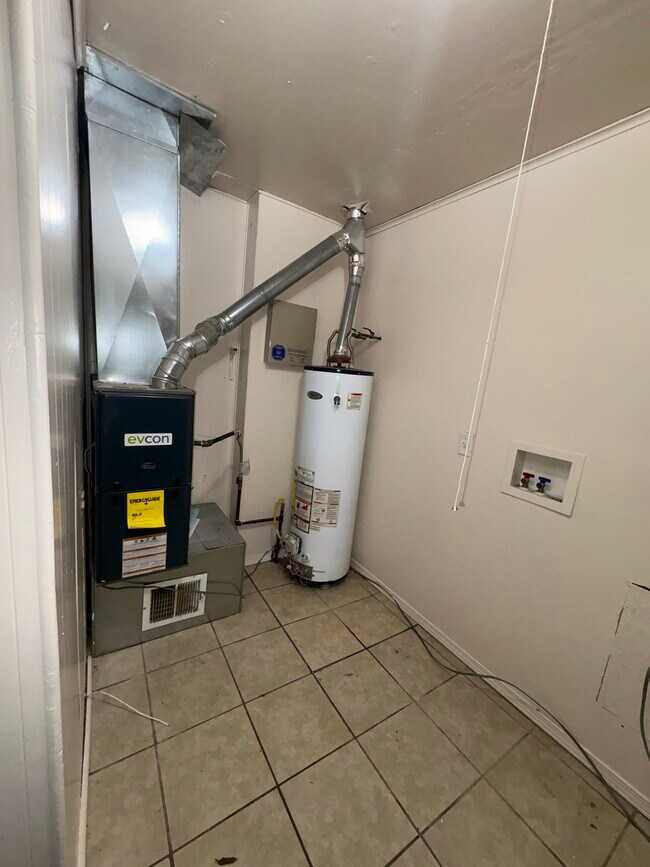 Conexión para lavadora/secadora - 4105 Natchez Ave