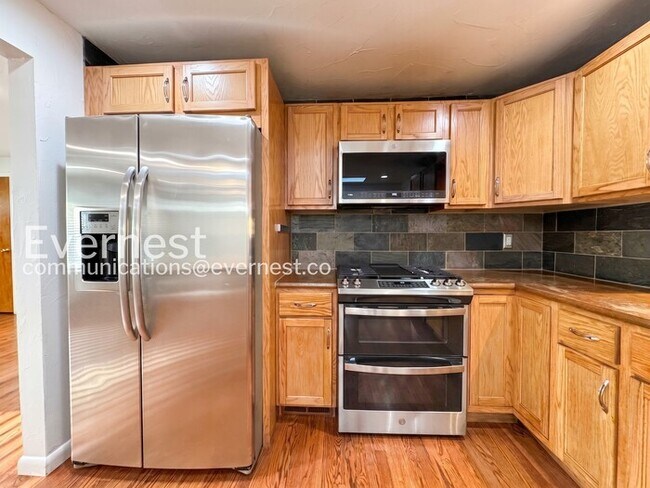 Building Photo - 4-Bed/2-Bath House Charming Home with Fenced Yard/ Available Now!