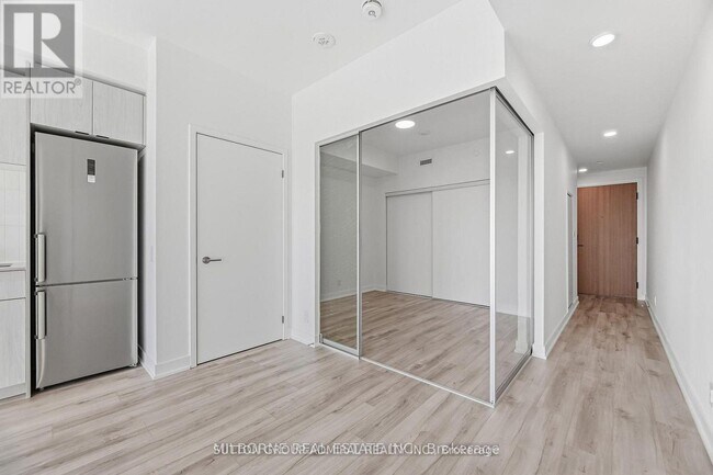 Photo du bâtiment - 1660 Bloor St W