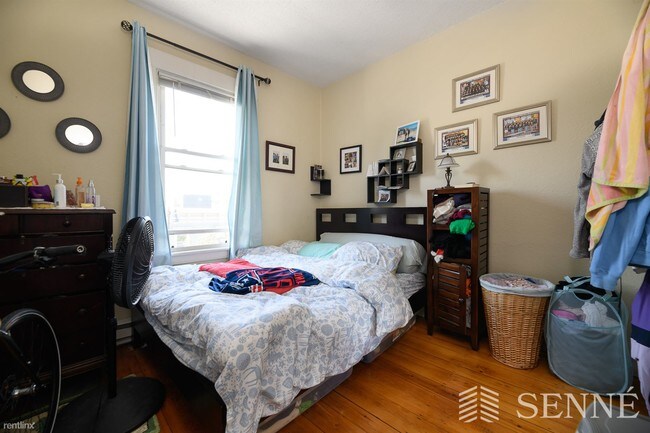 Foto del edificio - 3 br, 1 bath  - 1095 Cambridge St Apt.2