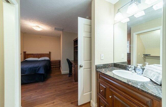 Building Photo - Student Rental 627 N Saint Peter St