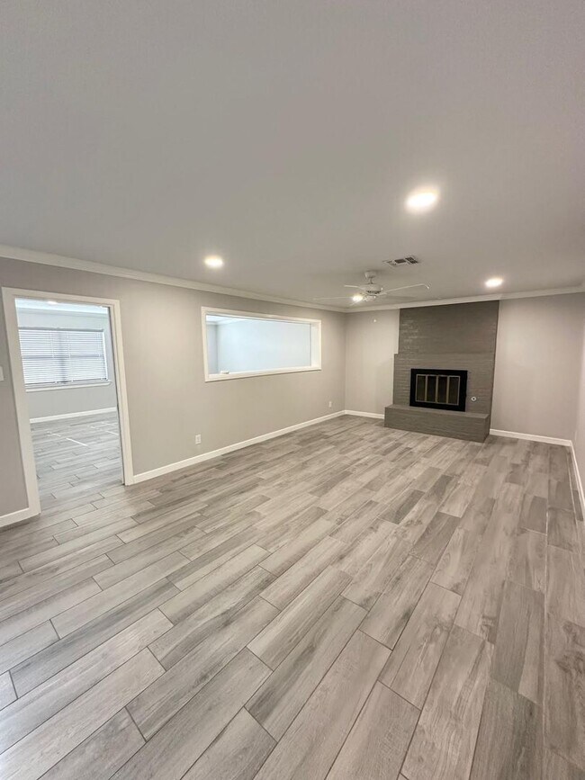 Foto del edificio - 3 Bed 2 Bath Ready To Rent ASAP!