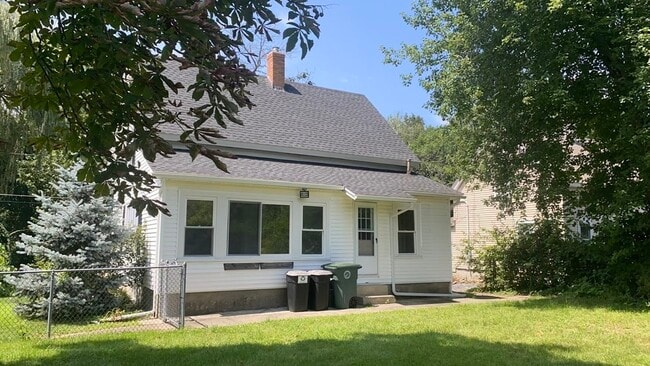 Building Photo - 67 Riverview St