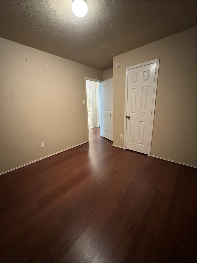 Building Photo - 7823 Crescent Village Ln