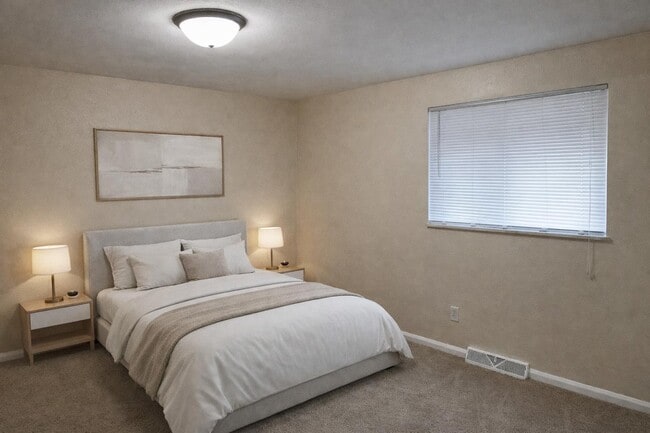 Building Photo - 2026 N Westwood Ave