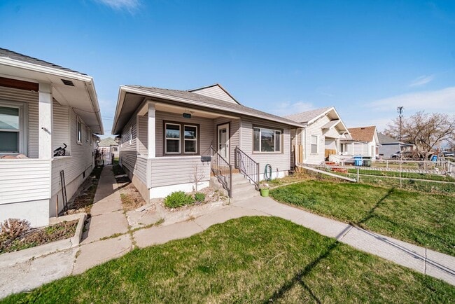 Building Photo - 3 bed 1 bath home recently renovated.