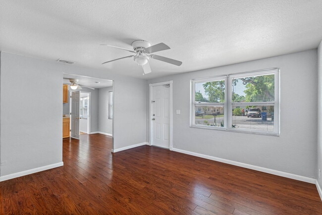Building Photo - Lovely Largo Home