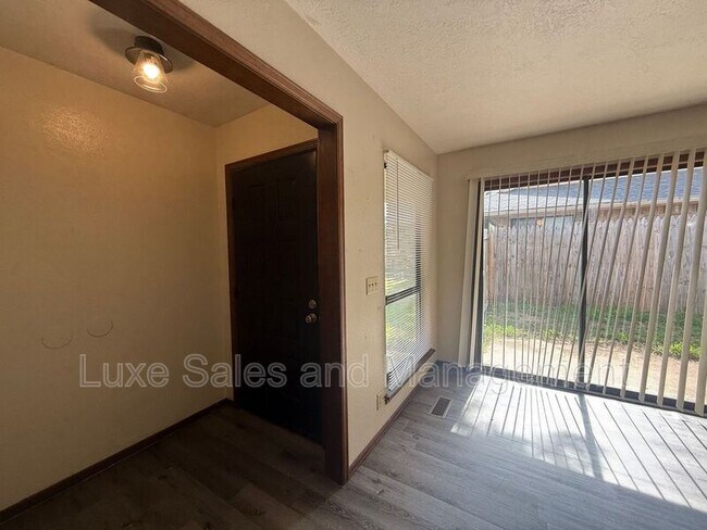 Foto del edificio - 8308 NW 8th St