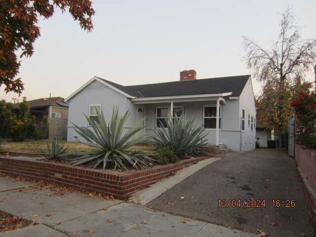 Foto principal - 11060 Oxnard St