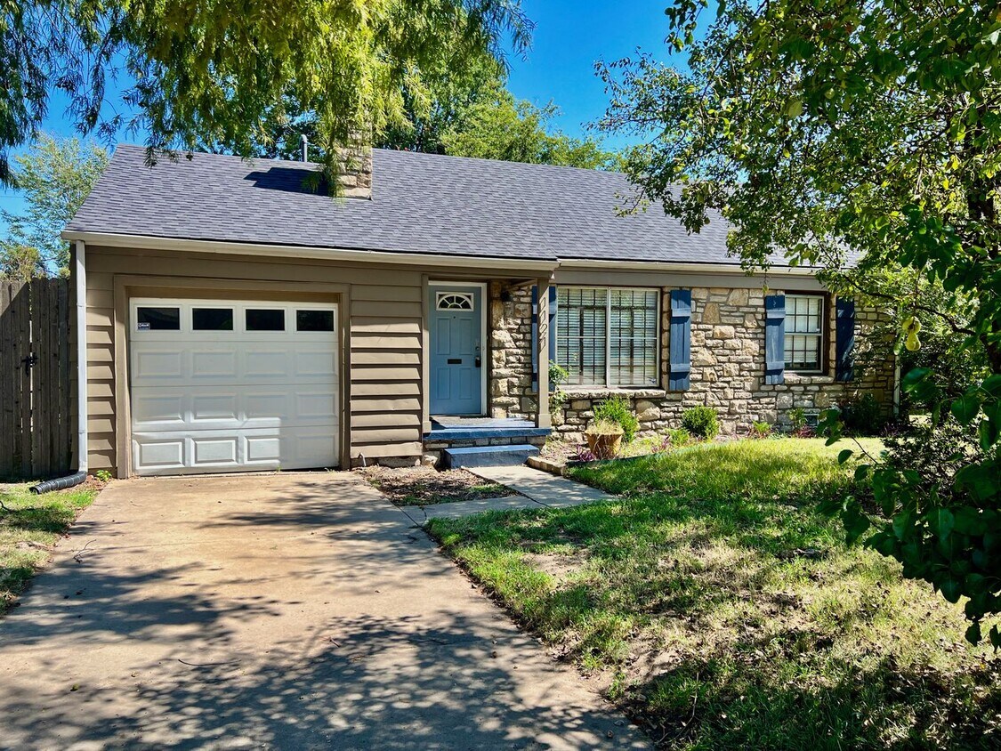 Primary Photo - Charming Midtown Bungalow Close to TU, Hil...