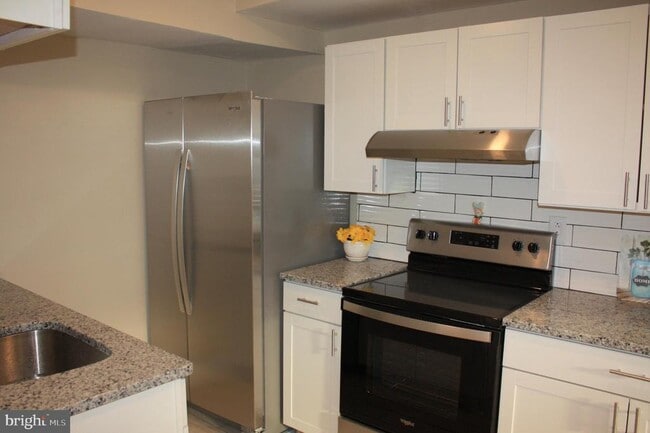 Building Photo - 115 E Kings Hwy