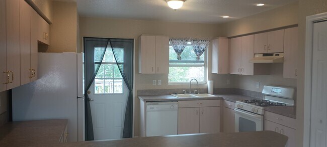 Foto del edificio - 2 bedroom 1 bathroom upper apartment with ...