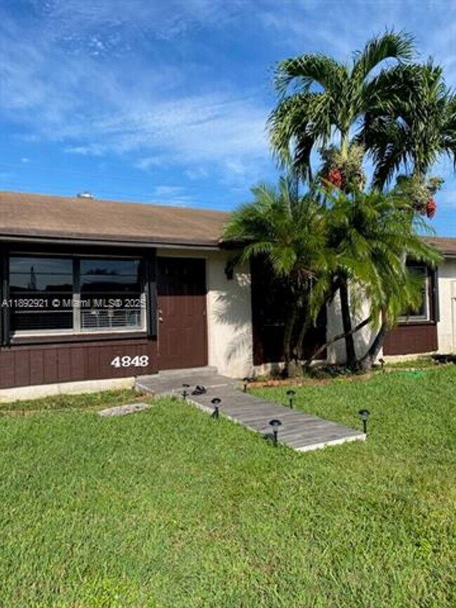 Building Photo - 4848 SW 135th Pl