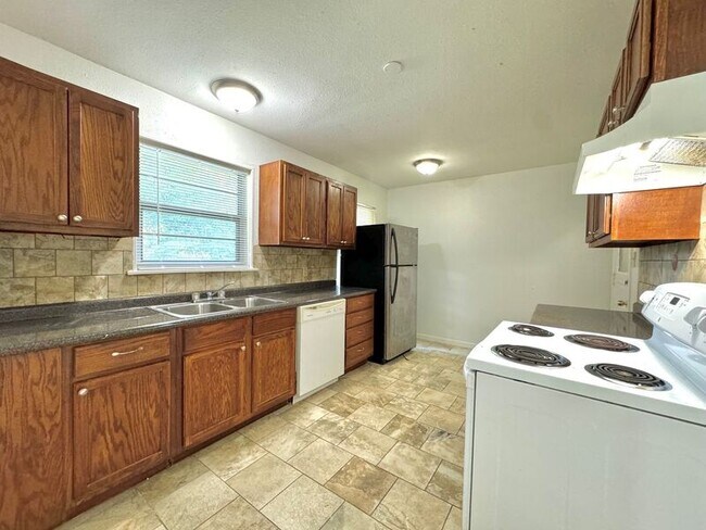 Building Photo - 132 Park Cir