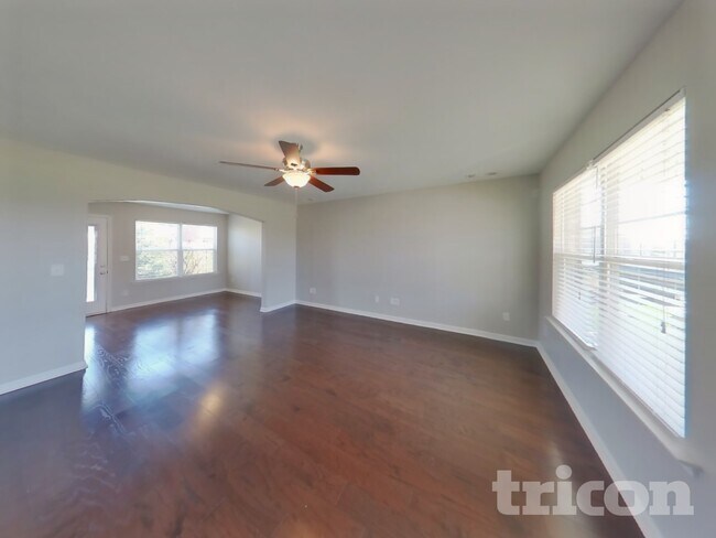 Foto del edificio - 323 Stratford Park Blvd