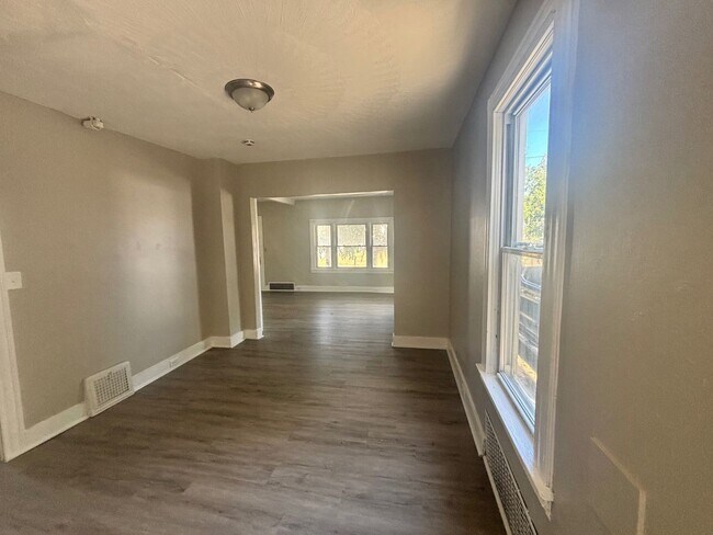 Building Photo - Charming 3-Bedroom Property in Prime Location
