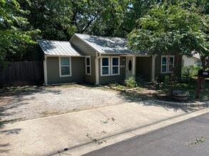 Building Photo - 905 S Alamo St