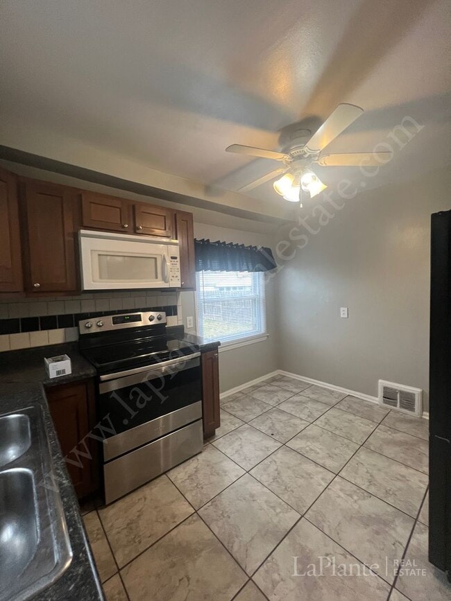 Building Photo - Cozy Brick 3-bedroom, 1-bathroom house loc...