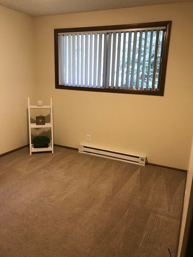 Building Photo - Free Application On This Lovely Duplex!