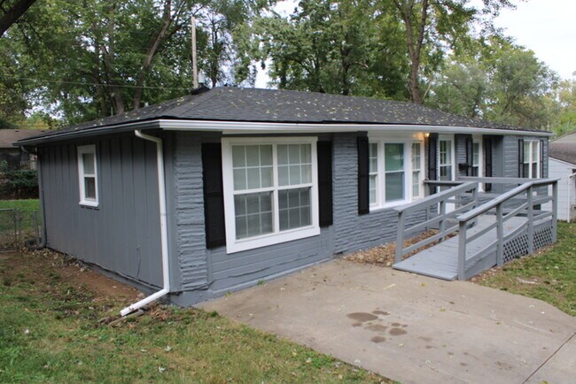 Foto del edificio - Spacious 4 Bedroom and 1 full bath home in Kansas City, MO.
