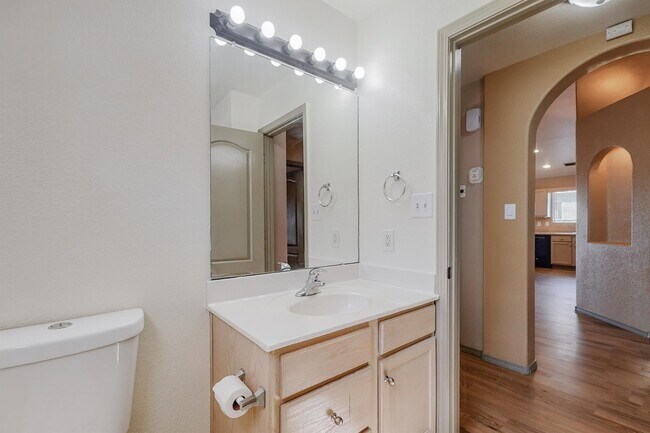 Foto del edificio - 745 Valley Meadows Dr