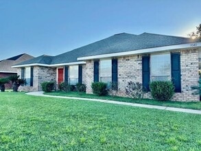 Building Photo - 3040 Plantation Dr W
